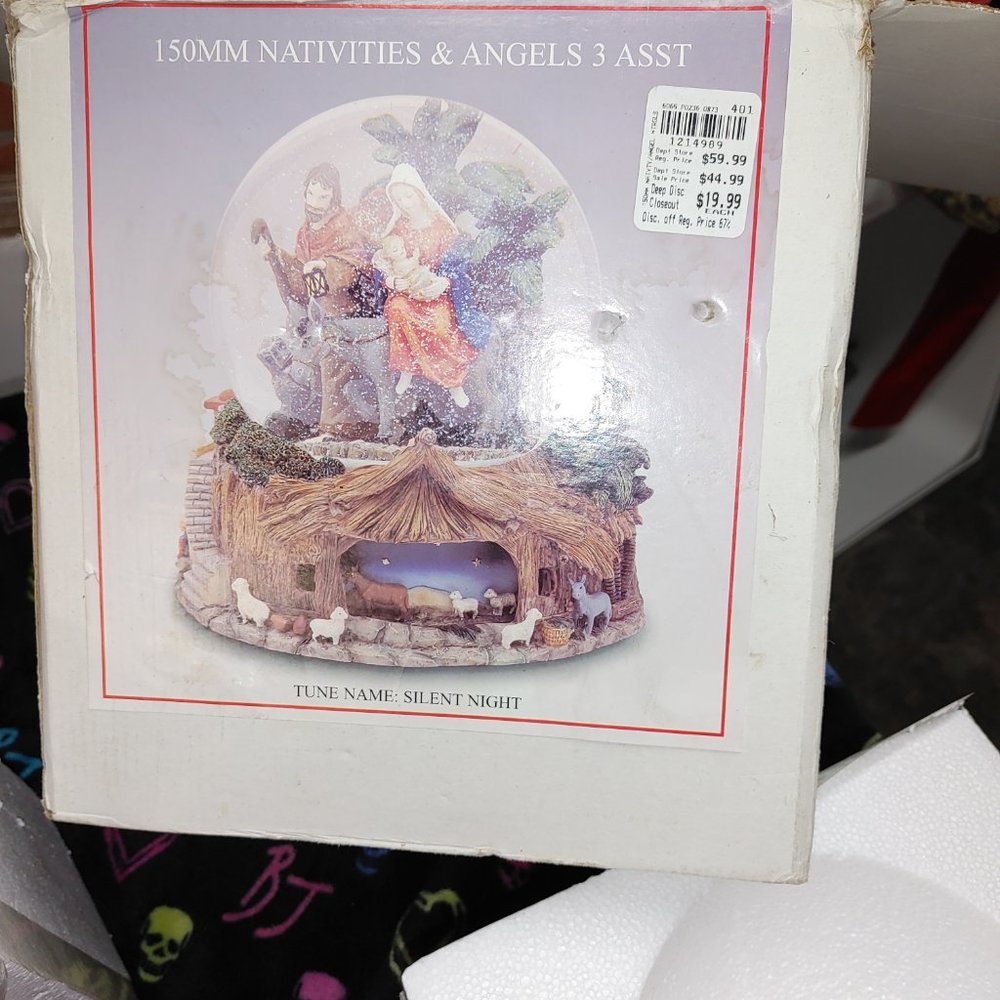 Nativity Scene Snow globe - Picture 4 of 4